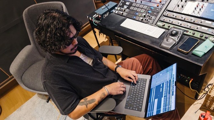iPhone Jadi Studio Mini Petra Sihombing, dari Musik hingga Video Lirik